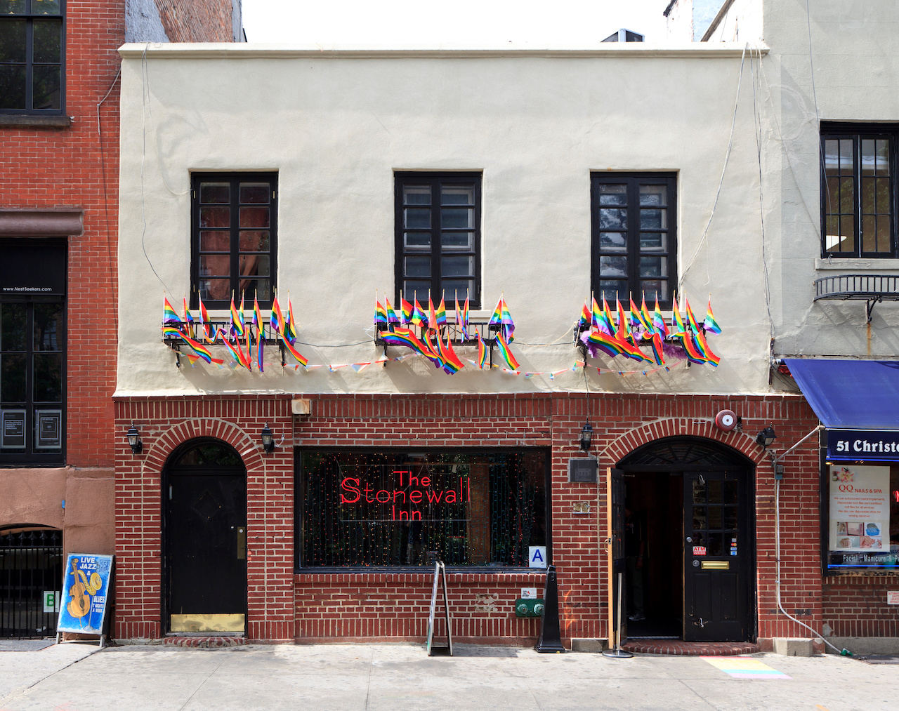 A picture of the Stonewall Inn, New York.